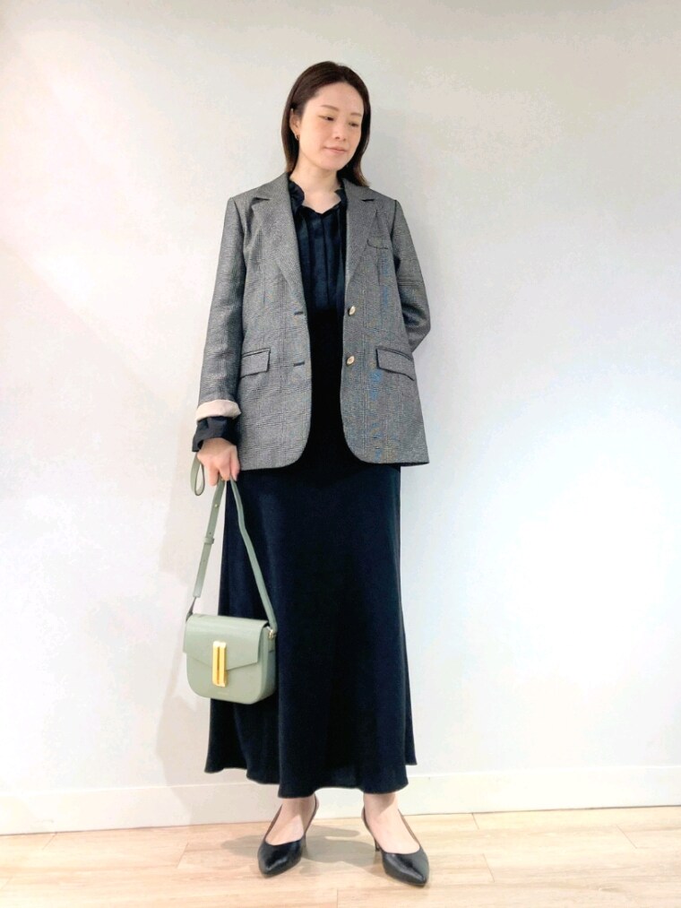 ブラック系のテーラードジャケット、ブラック系のシャツ/ブラウス、ブラック系のタンクトップを着用したレディースの秋コーディネートの10枚目の写真