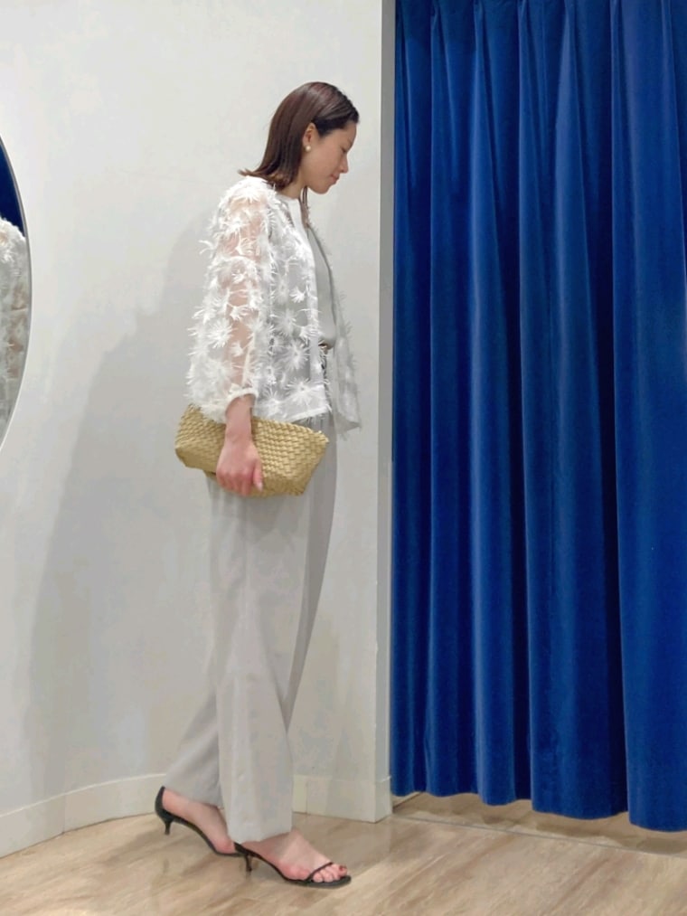 「セットアップ、大人カジュアル、春夏コーデ、淡色コーデ、きれいめカジュアル、シアートップス、お出かけコーデ、おでかけコーデ、大人ファッション、きれいめコーディネート、ブラウスコーデ、オンオフ兼用、シア―ブラウス、ノーリーズ、ノーリーズソフィー」|「NOLLEY’Sのシアーフラワーモチーフブラウス(シャツ/ブラウス、ホワイト系)」を使った、Itaniさん(骨格ウェーブ・レディース・163cm)の春コーディネートの3枚目の写真