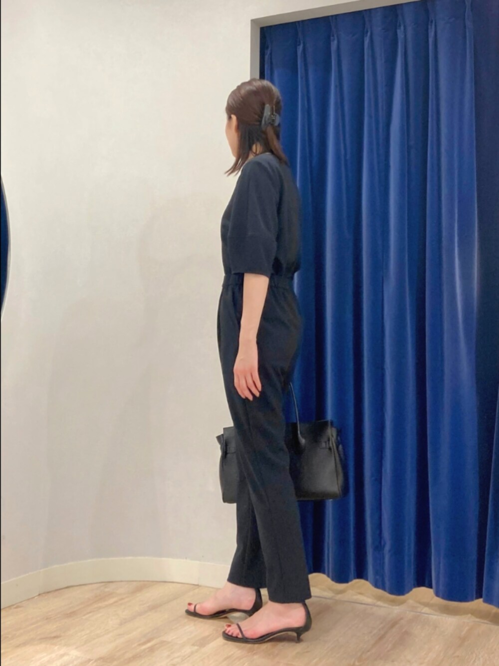 ブルー系のシャツ/ブラウス、ベージュ系のトートバッグ、ブルー系のパンツを着用したレディースの秋コーディネートの9枚目の写真