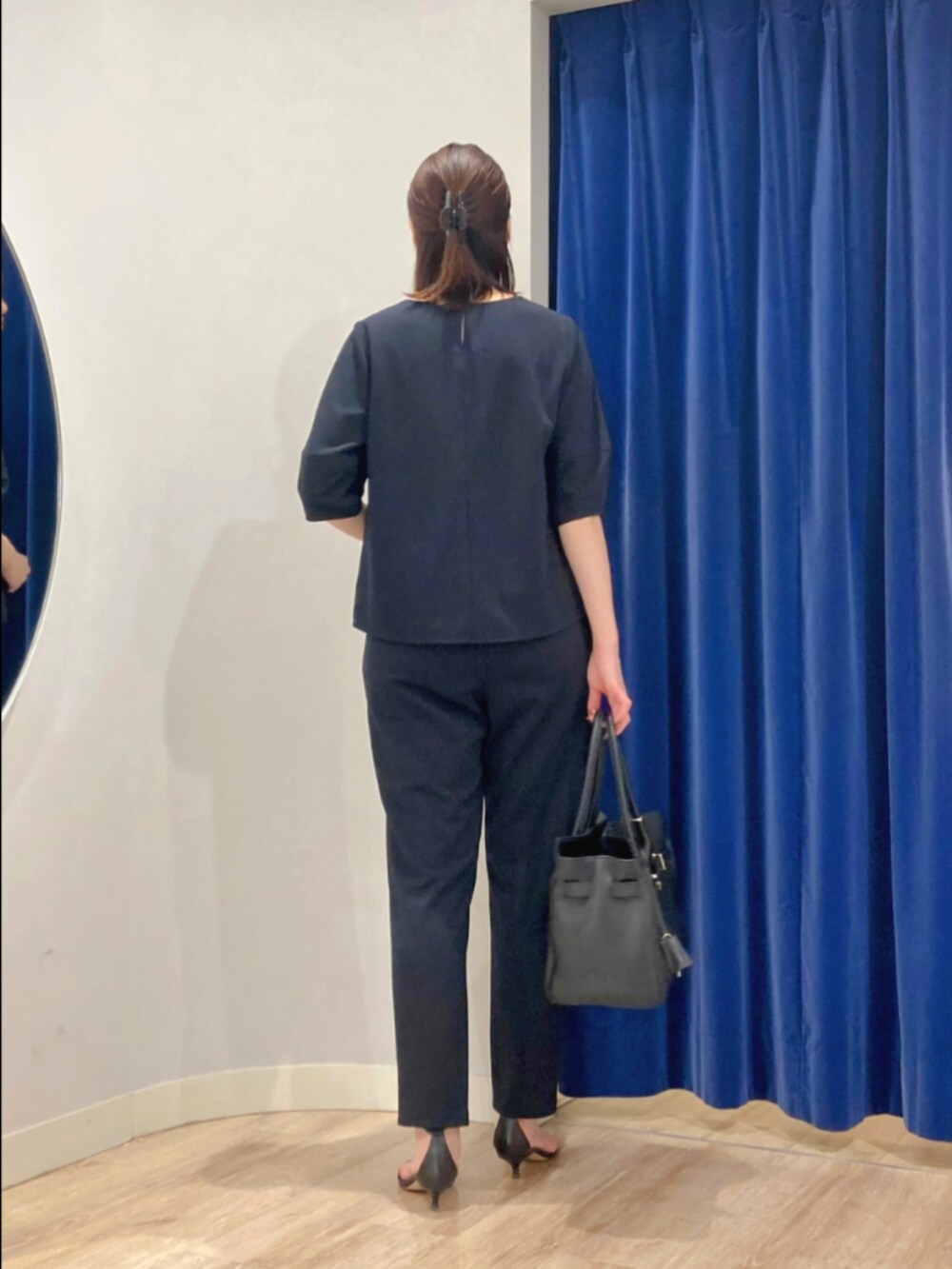 ブルー系のシャツ/ブラウス、ベージュ系のトートバッグ、ブルー系のパンツを着用したレディースの秋コーディネートの4枚目の写真