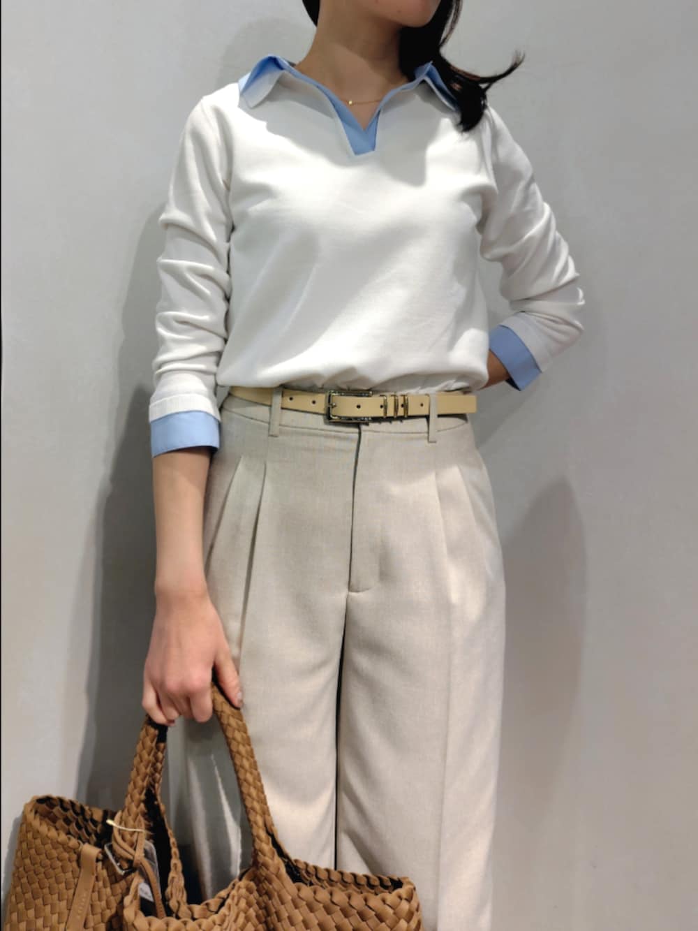 ブラウン系のトートバッグ、ベージュ系のその他パンツ、ホワイト系のニット/セーターを着用したレディースの春コーディネートの8枚目の写真