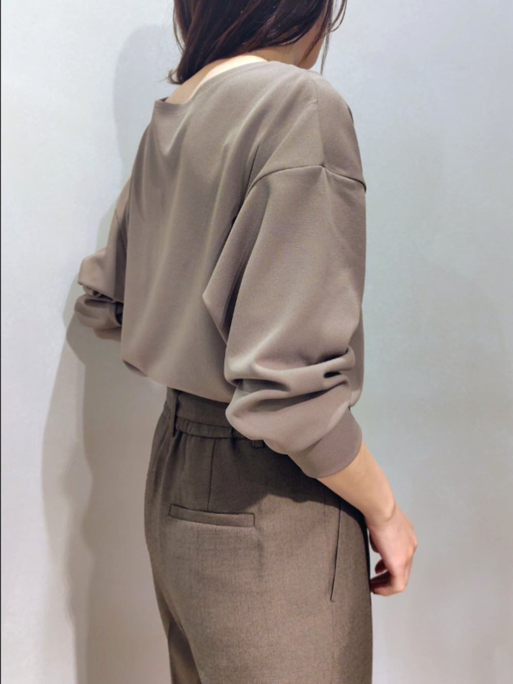 グリーン系のTシャツ/カットソー、ブラウン系のその他パンツ、グレー系のトートバッグを着用したレディースの秋コーディネートの8枚目の写真
