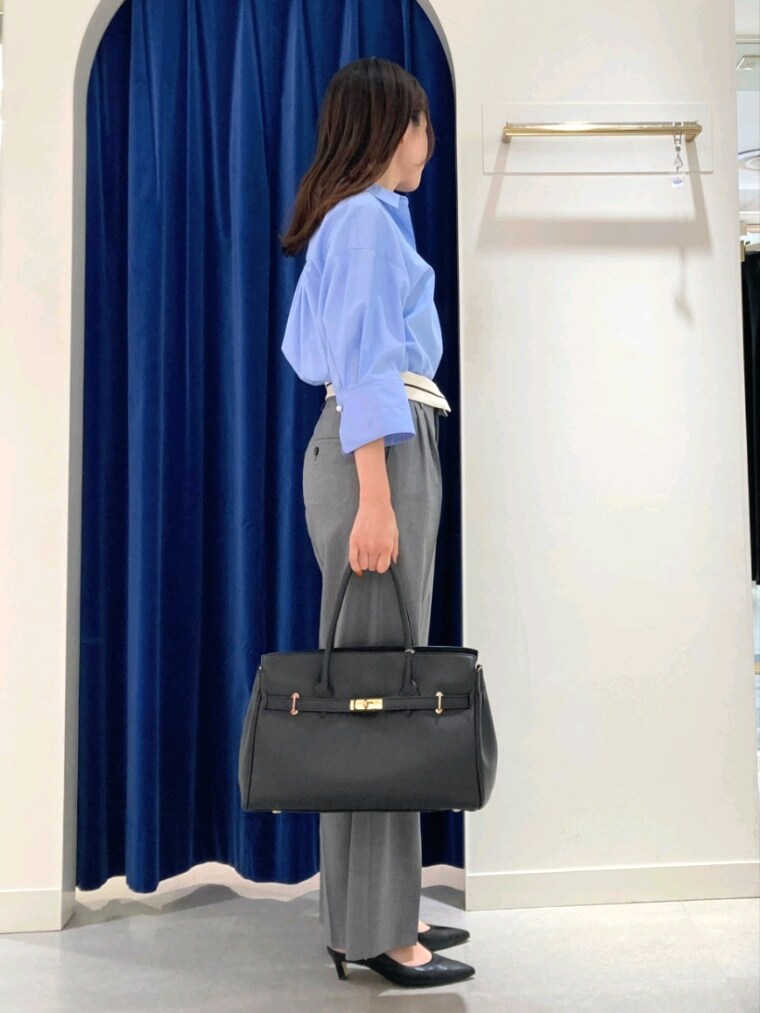 ブルー系のシャツ/ブラウス、グレー系のその他パンツ、ブラック系のショルダーバッグを着用したレディースの夏コーディネートの4枚目の写真