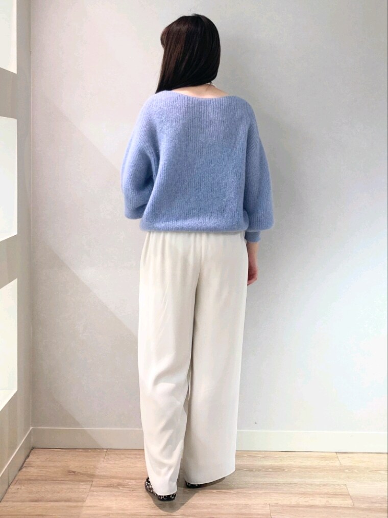 「淡色コーデ、冬アウター、休日スタイル、コート、キレイめコーデ、大人女子、冬のコーデ、オフィスカジュアル、大人カジュアル、ホワイトパンツ、モヘヤニット、ブルー、ノーリーズソフィー、ショートコート、サックスブルー」｜「NOLLEY’S Sophiのモヘヤシャンブレーシャギーショートコート（その他アウター、ブルー系）」を使った、Itaniさん（レディース・163cm）の冬コーディネートの9枚目の写真