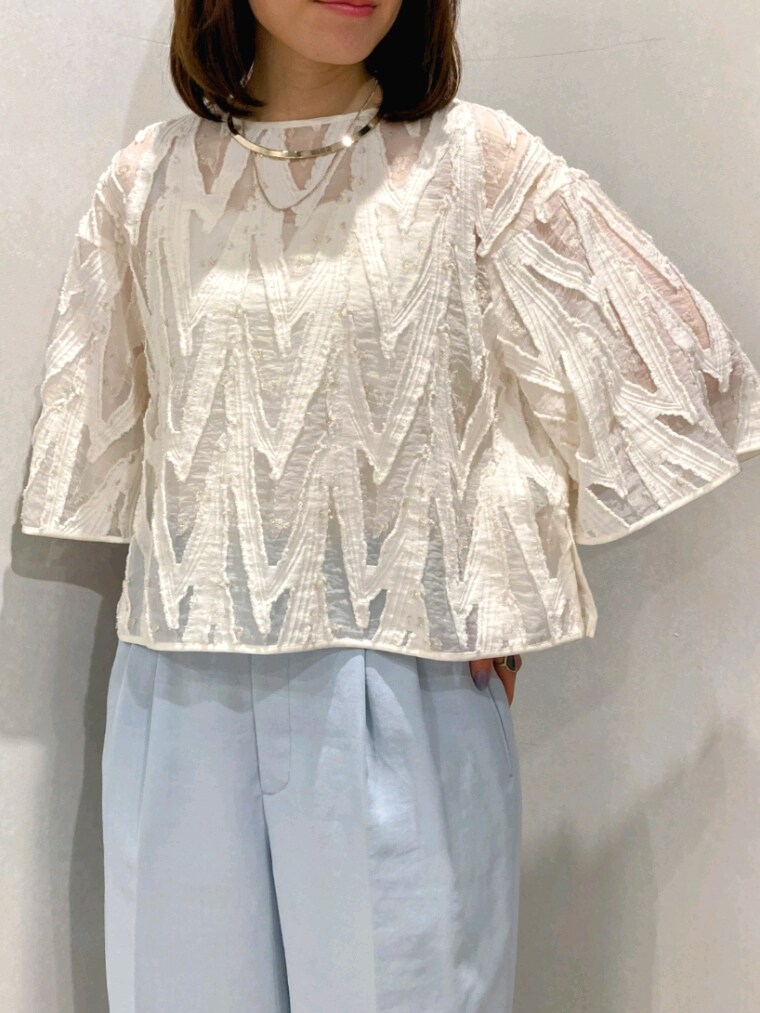 ブルー系のその他パンツ、ホワイト系のシャツ/ブラウス、ベージュ系のショルダーバッグを着用したレディースの春コーディネートの7枚目の写真