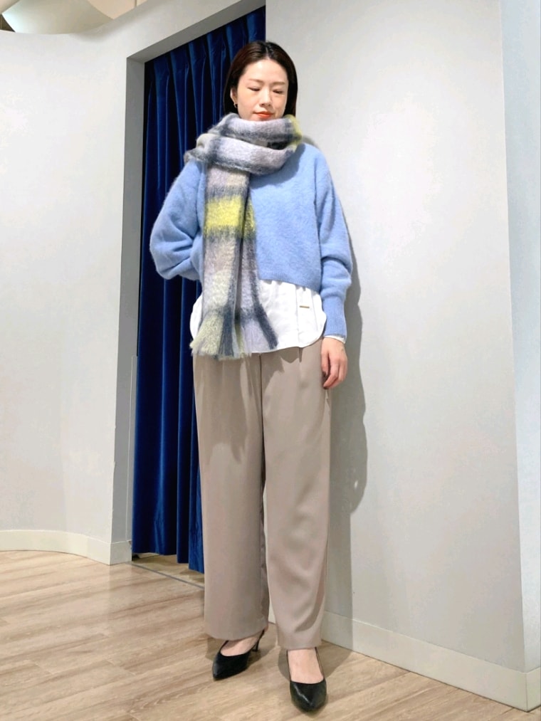 ブルー系のニット/セーター、ホワイト系のシャツ/ブラウス、ベージュ系のその他パンツを着用したレディースの秋コーディネートの7枚目の写真