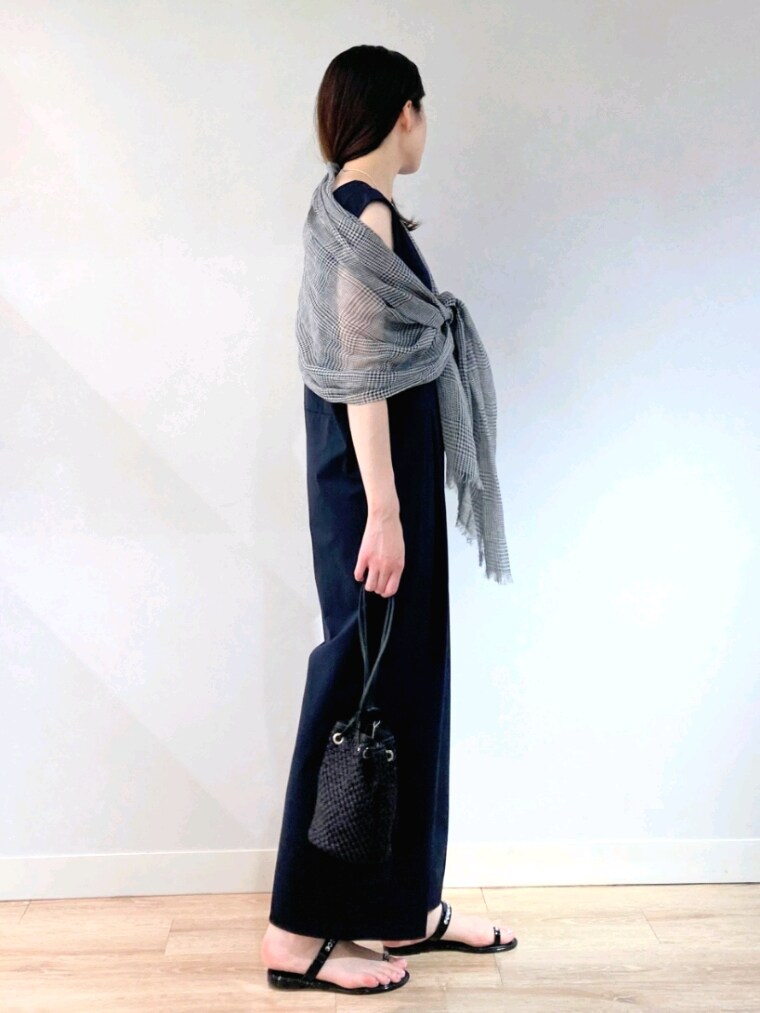 ブラック系のつなぎ/オールインワン、ブラック系のバッグ、ブラック系のサンダルを着用したレディースの夏コーディネートの3枚目の写真