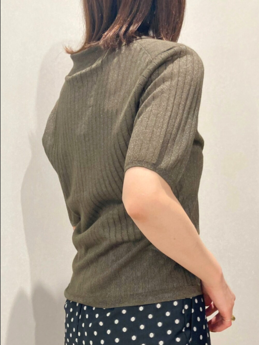 ホワイト系のタンクトップ、グリーン系のカーディガン/ボレロ、ブラック系のその他パンツを着用したレディースの夏コーディネートの9枚目の写真