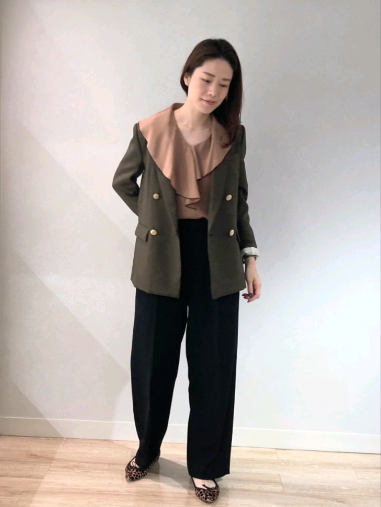 ブラウン系のテーラードジャケット、ブラック系のその他パンツ、ベージュ系のショルダーバッグを着用したレディースの秋コーディネートの3枚目の写真