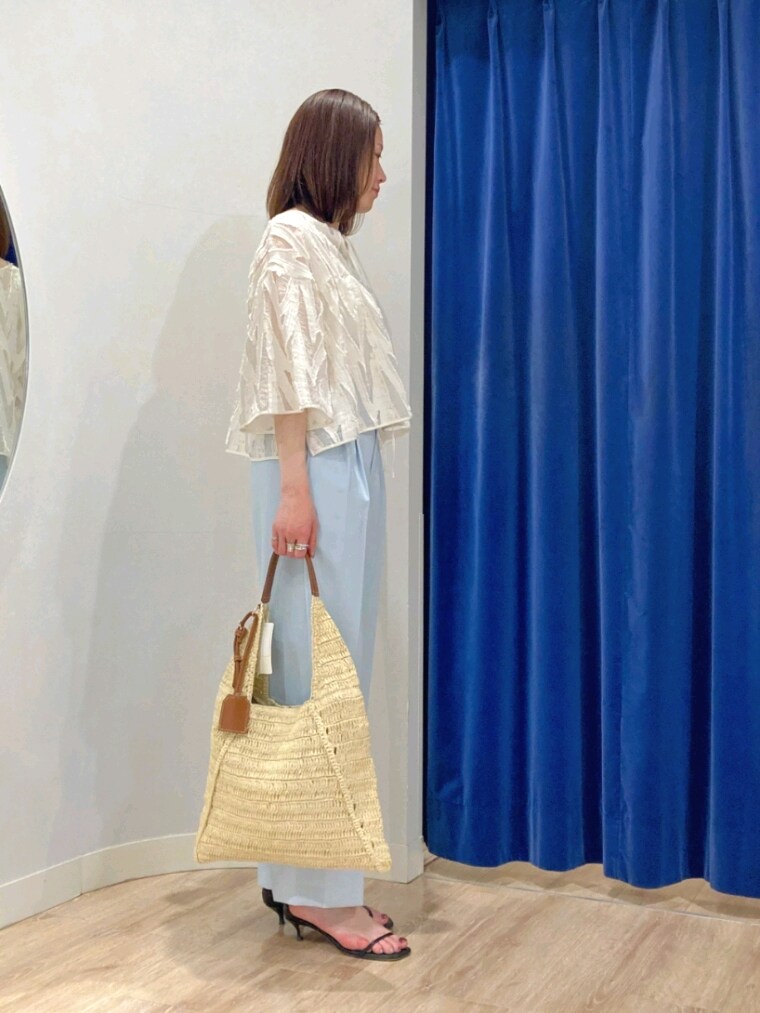 ブルー系のその他パンツ、ホワイト系のシャツ/ブラウス、ベージュ系のショルダーバッグを着用したレディースの春コーディネートの3枚目の写真