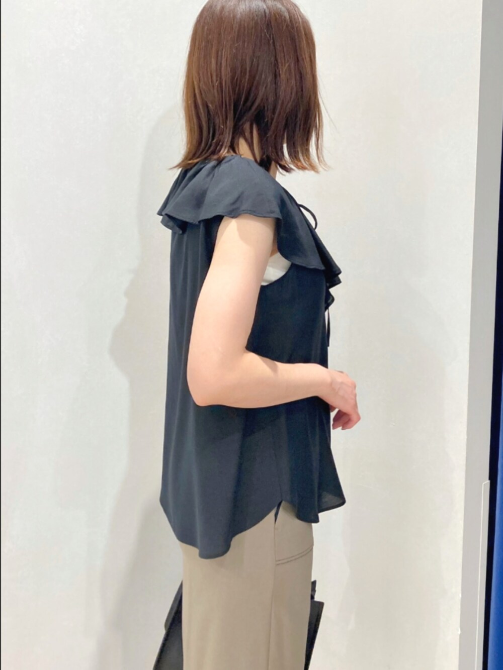 ブラック系のシャツ/ブラウス、ホワイト系のスカート、ブラック系のショルダーバッグを着用したレディースの夏コーディネートの9枚目の写真