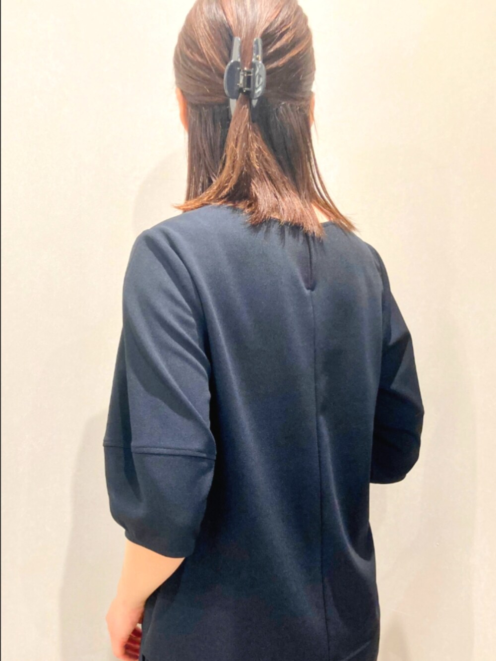 ブルー系のシャツ/ブラウス、ベージュ系のトートバッグ、ブルー系のパンツを着用したレディースの秋コーディネートの6枚目の写真