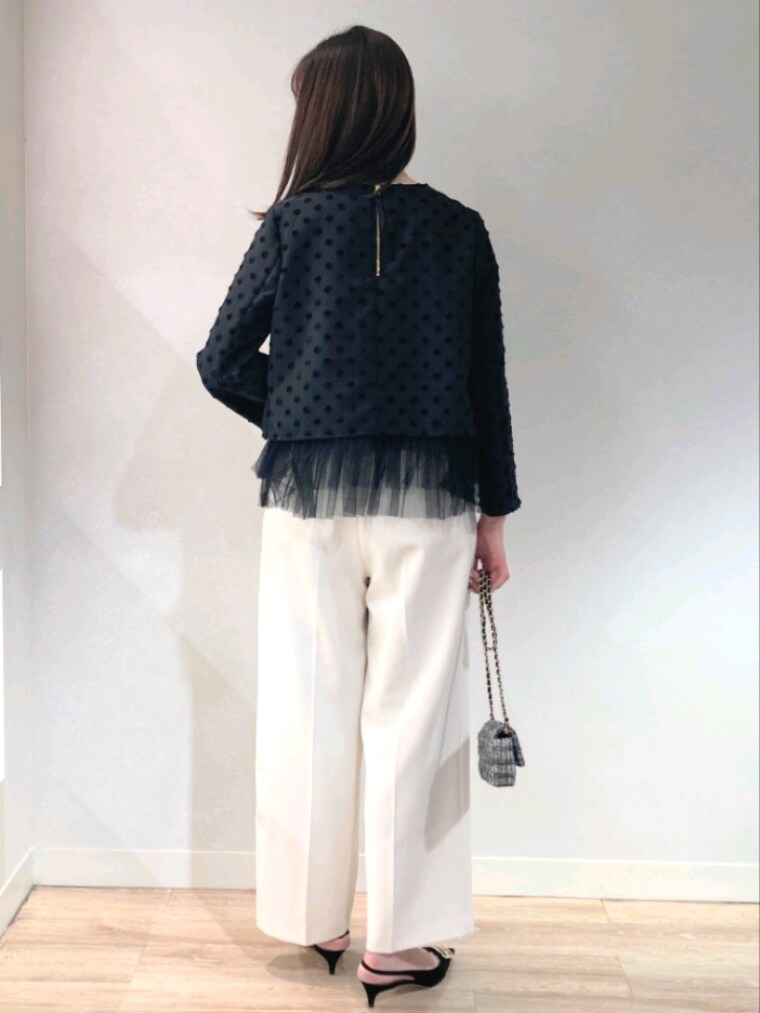 ベージュ系のその他アウター、ブラック系のシャツ/ブラウス、ブラック系のショルダーバッグを着用したレディースの冬コーディネートの9枚目の写真