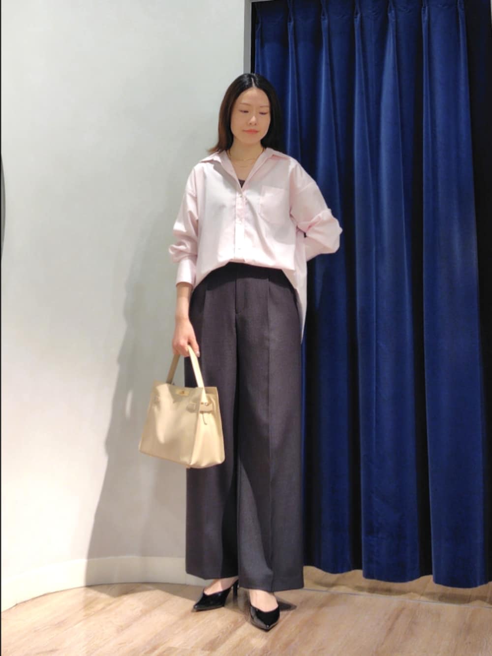 ブルー系のシャツ/ブラウス、グレー系のテーラードジャケット、ホワイト系のシャツ/ブラウスを着用したレディースの春コーディネートの2枚目の写真