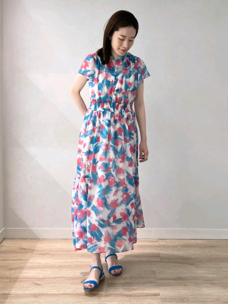 ブルー系のサンダル、グリーン系のワンピースを着用したレディースの夏コーディネートの2枚目の写真