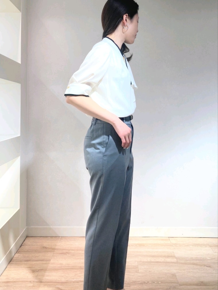 ブルー系のノーカラージャケット、ホワイト系のシャツ/ブラウス、グレー系のその他パンツを着用したレディースの春コーディネートの9枚目の写真