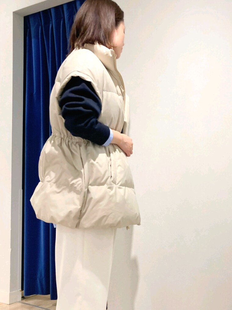 ブルー系のシャツ/ブラウス、ブルー系のTシャツ/カットソー、ベージュ系のダウンベストを着用したレディースの秋コーディネートの8枚目の写真