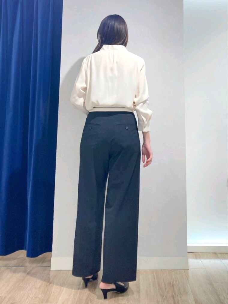 ホワイト系のシャツ/ブラウス、グレー系のその他パンツ、ブラック系のパンプスを着用したレディースの秋コーディネートの4枚目の写真