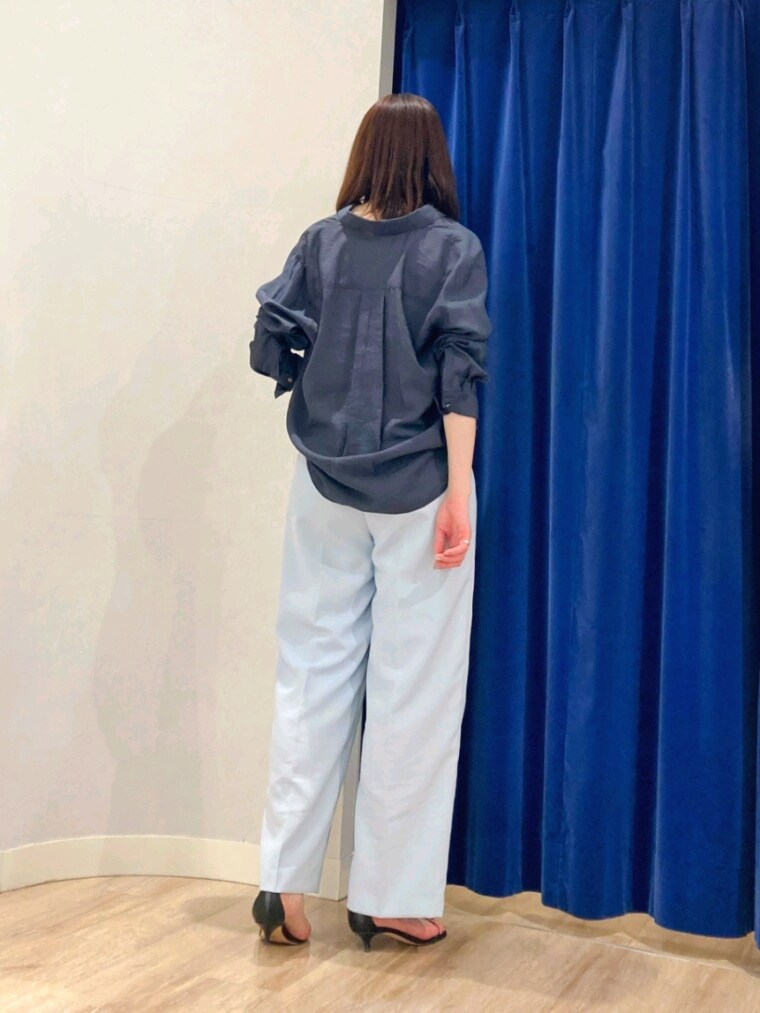 ブルー系のその他パンツ、ホワイト系のキャミソール、グレー系のシャツ/ブラウスを着用したレディースの春コーディネートの5枚目の写真