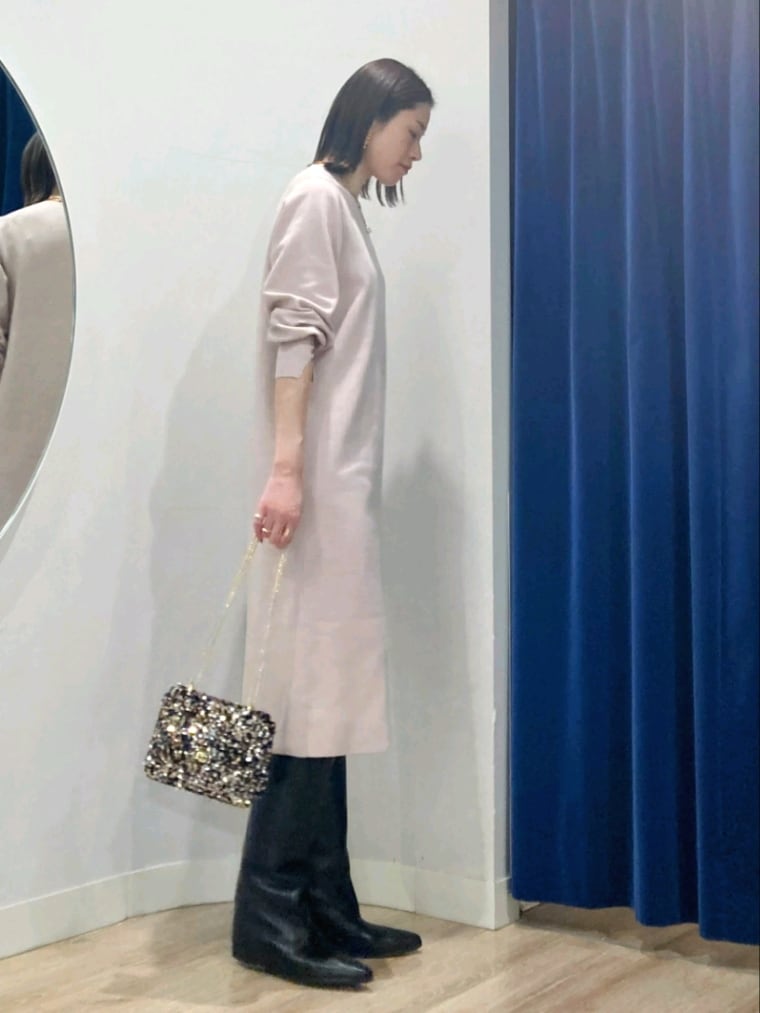 グレー系のその他アウター、ブラック系のブーツ、ピンク系のワンピースを着用したレディースの冬コーディネートの7枚目の写真