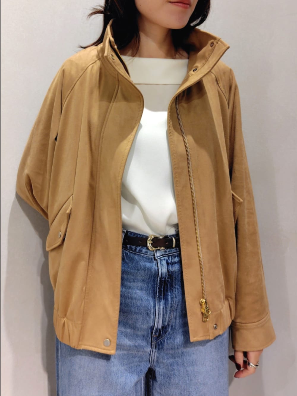 ブルー系のシャツ/ブラウス、イエロー系のブルゾン、ブルー系のデニムパンツを着用したレディースの秋コーディネートの7枚目の写真