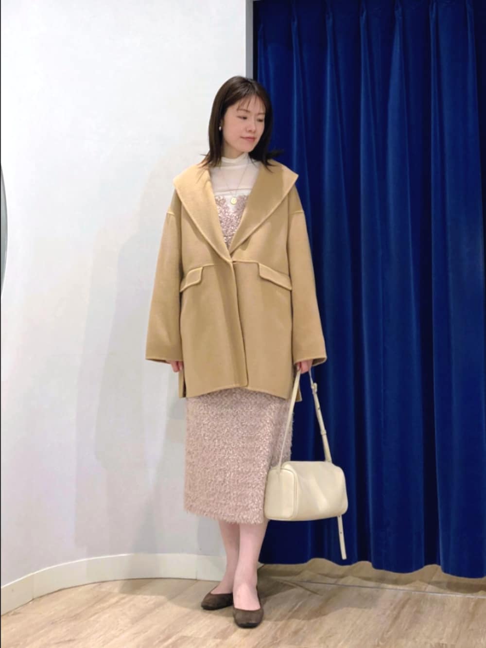 イエロー系のその他アウター、ホワイト系のTシャツ/カットソー、ベージュ系のキャミソールを着用したレディースの秋コーディネートの5枚目の写真