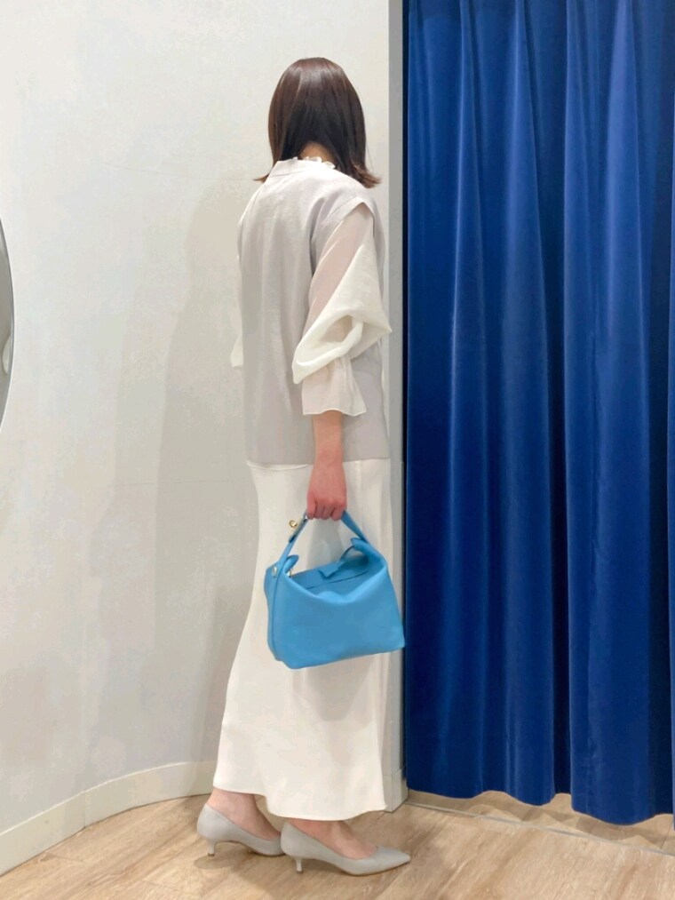 ホワイト系のシャツ/ブラウス、ベージュ系のニット/セーター、ホワイト系のスカートを着用したレディースの春コーディネートの4枚目の写真