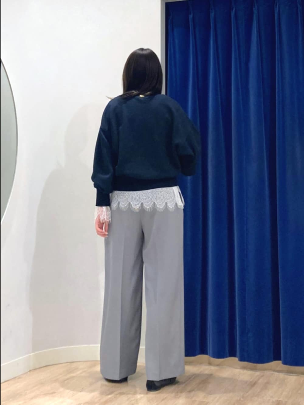 グレー系のその他パンツ、ブルー系のスウェット、グレー系のTシャツ/カットソーを着用したレディースの冬コーディネートの5枚目の写真