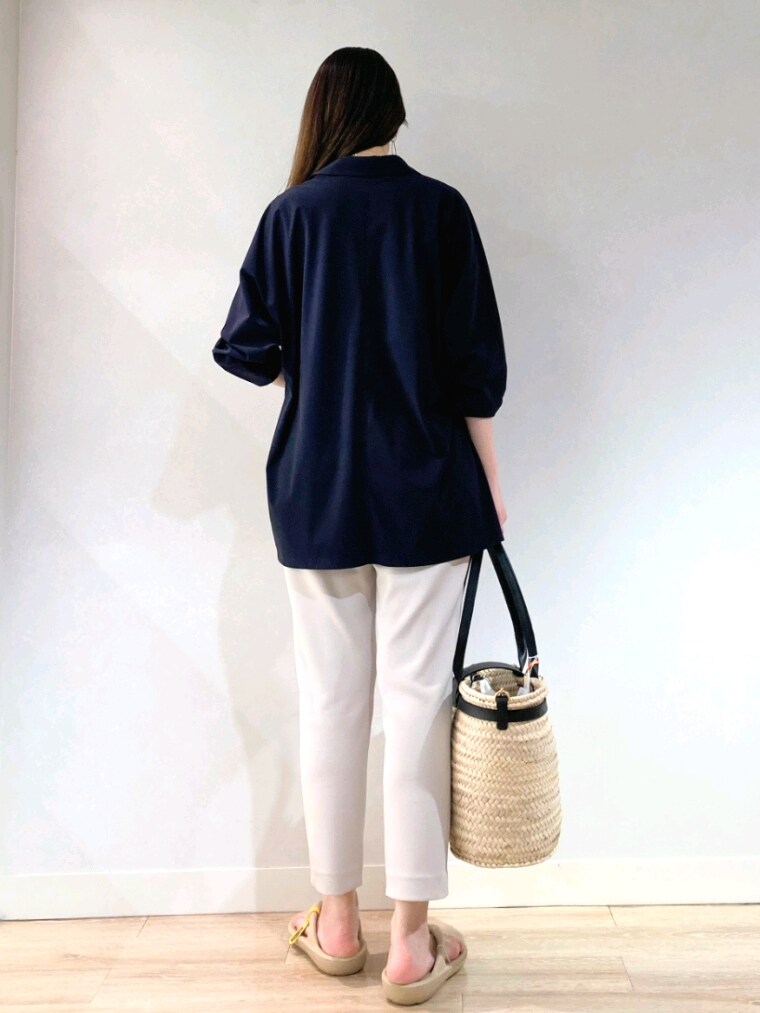 ブルー系のシャツ/ブラウス、ブラック系のかごバッグ、ベージュ系のその他パンツを着用したレディースの夏コーディネートの5枚目の写真