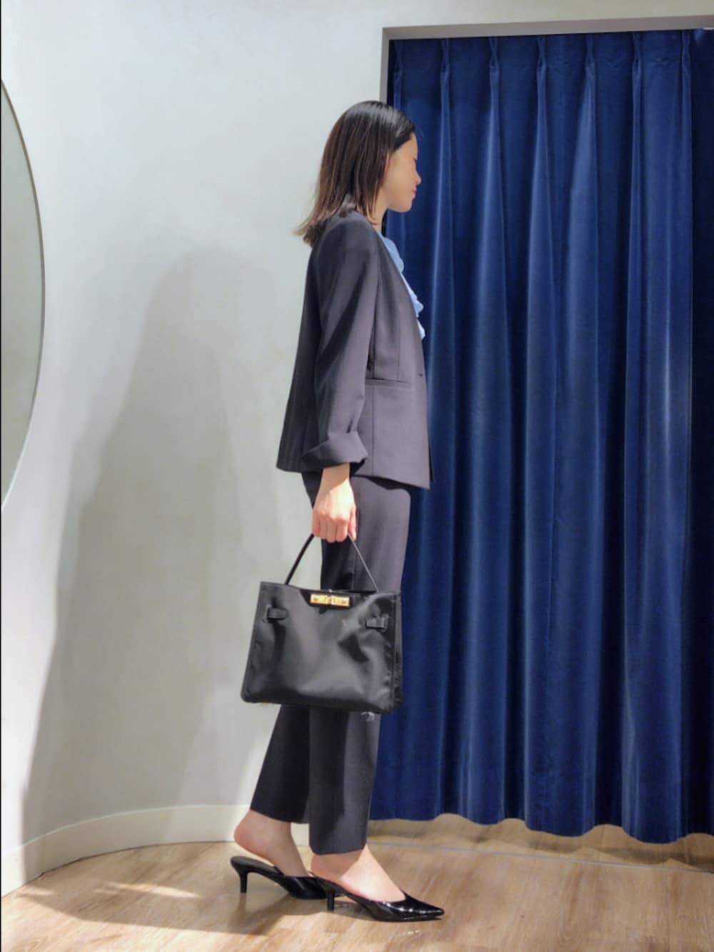 ブルー系のノーカラージャケット、ブルー系のシャツ/ブラウス、ブルー系のその他パンツを着用したレディースの夏コーディネートの5枚目の写真