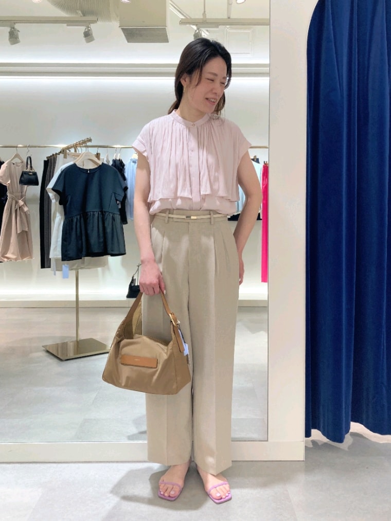 ベージュ系のテーラードジャケット、ベージュ系のその他パンツ、ピンク系のシャツ/ブラウスを着用したレディースの春コーディネートの7枚目の写真