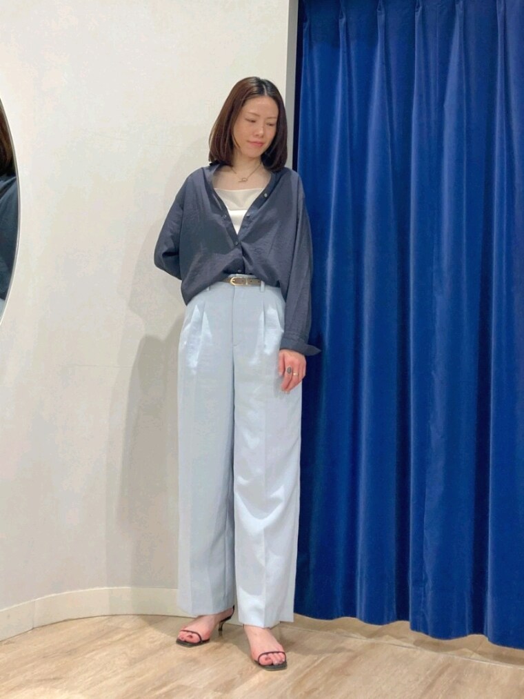 ブルー系のその他パンツ、ホワイト系のキャミソール、グレー系のシャツ/ブラウスを着用したレディースの春コーディネートの7枚目の写真