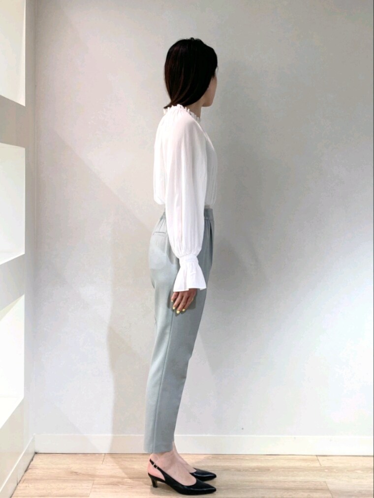 グレー系のテーラードジャケット、ホワイト系のシャツ/ブラウス、グレー系のその他パンツを着用したレディースの春コーディネートの4枚目の写真