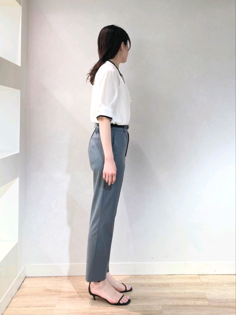 ブルー系のノーカラージャケット、ホワイト系のシャツ/ブラウス、グレー系のその他パンツを着用したレディースの春コーディネートの6枚目の写真