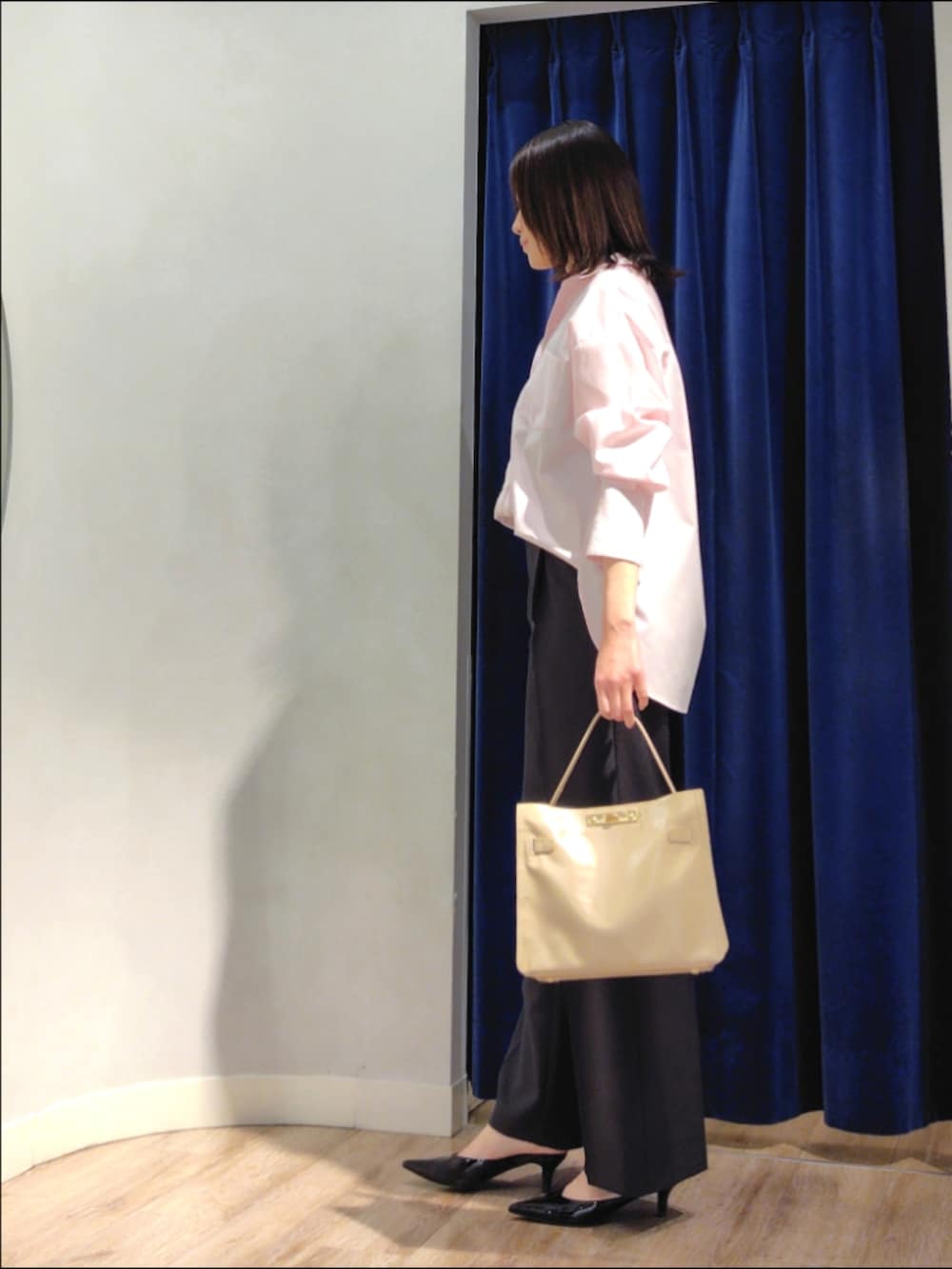 ブルー系のシャツ/ブラウス、グレー系のテーラードジャケット、ホワイト系のシャツ/ブラウスを着用したレディースの春コーディネートの3枚目の写真