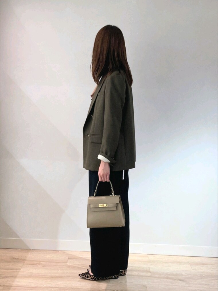 ブラウン系のテーラードジャケット、ブラック系のその他パンツ、ベージュ系のショルダーバッグを着用したレディースの秋コーディネートの4枚目の写真
