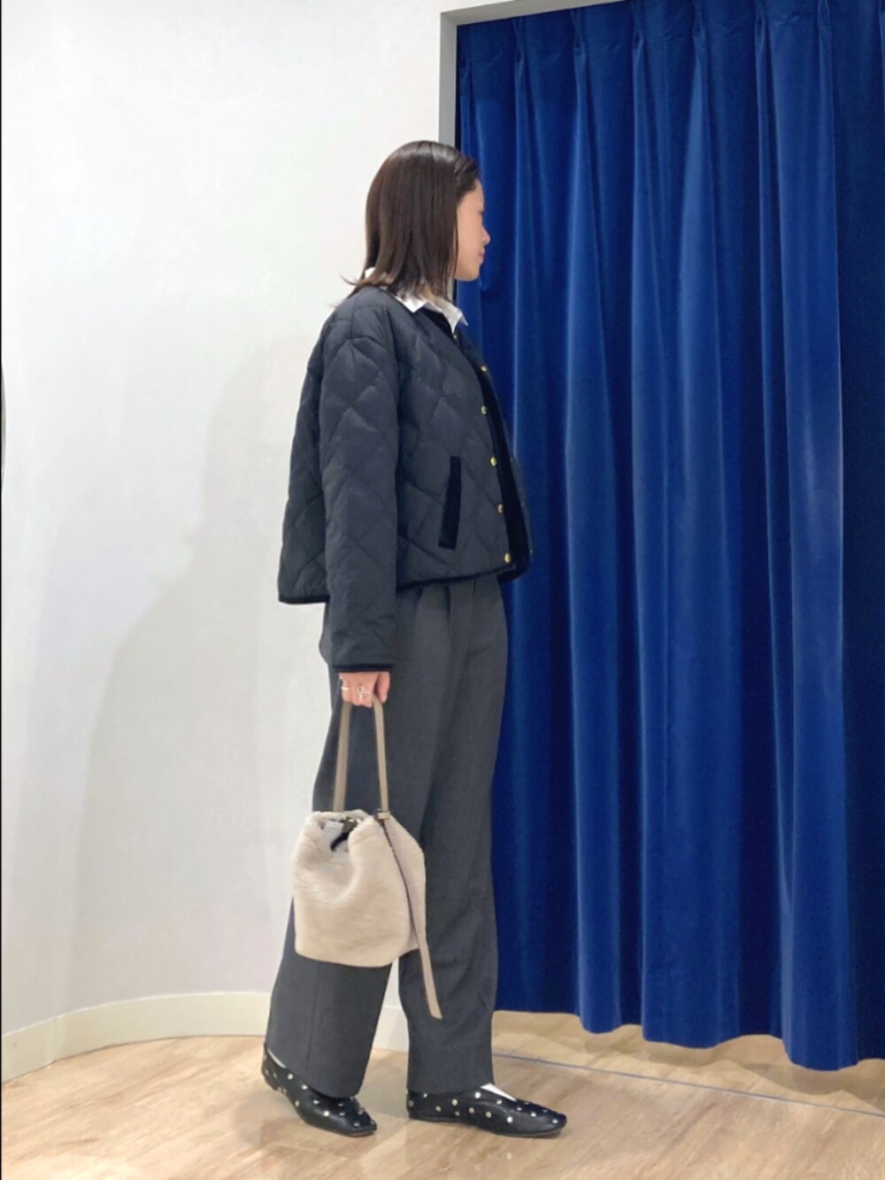 ブラック系のダウンジャケット/コート、ブラック系のTシャツ/カットソー、グレー系のその他パンツを着用したレディースの秋コーディネートの3枚目の写真