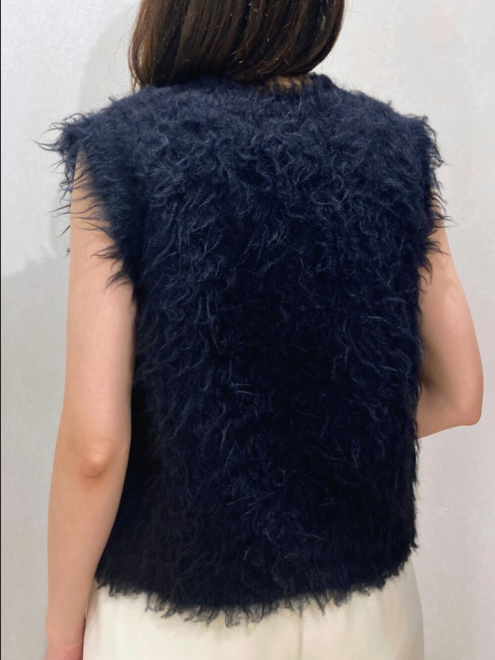 ブルー系のベスト、ブラック系のタンクトップ、ブラウン系のその他パンツを着用したレディースの秋コーディネートの9枚目の写真