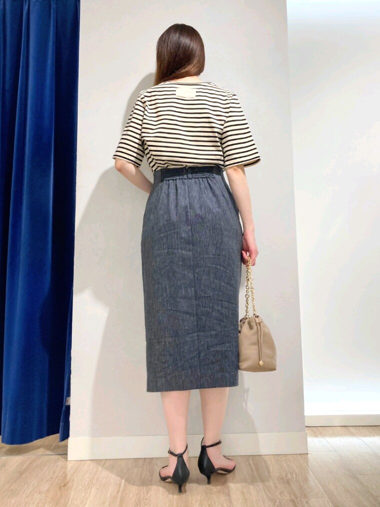 ベージュ系のTシャツ/カットソー、ブルー系のスカート、ベージュ系のショルダーバッグを着用したレディースの夏コーディネートの7枚目の写真