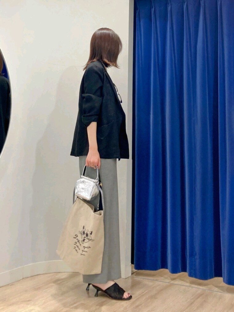 ブラック系のテーラードジャケット、グリーン系のキャミソール、グレー系のつなぎ/オールインワンを着用したレディースの春コーディネートの4枚目の写真