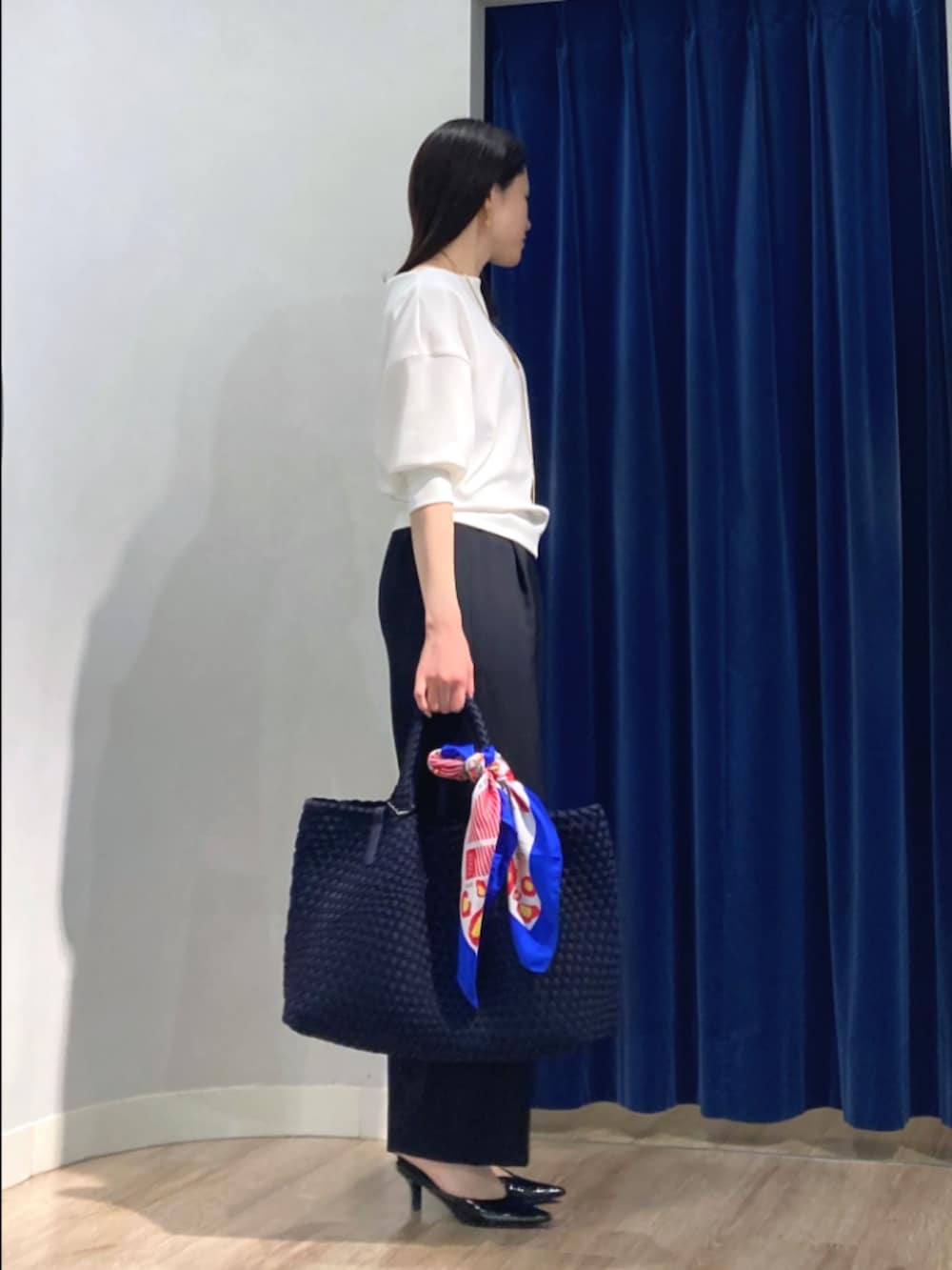 ホワイト系のTシャツ/カットソー、ブルー系のその他パンツ、ブルー系のトートバッグを着用したレディースの春コーディネートの4枚目の写真