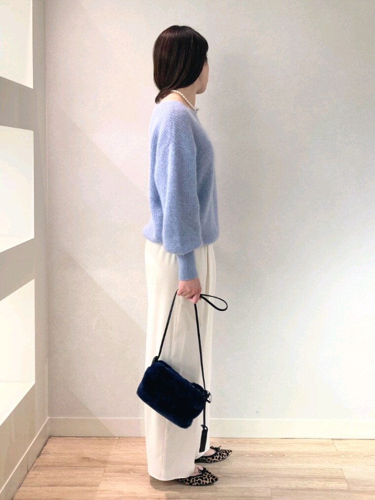 「淡色コーデ、冬アウター、休日スタイル、コート、キレイめコーデ、大人女子、冬のコーデ、オフィスカジュアル、大人カジュアル、ホワイトパンツ、モヘヤニット、ブルー、ノーリーズソフィー、ショートコート、サックスブルー」｜「NOLLEY’S Sophiのモヘヤシャンブレーシャギーショートコート（その他アウター、ブルー系）」を使った、Itaniさん（レディース・163cm）の冬コーディネートの8枚目の写真