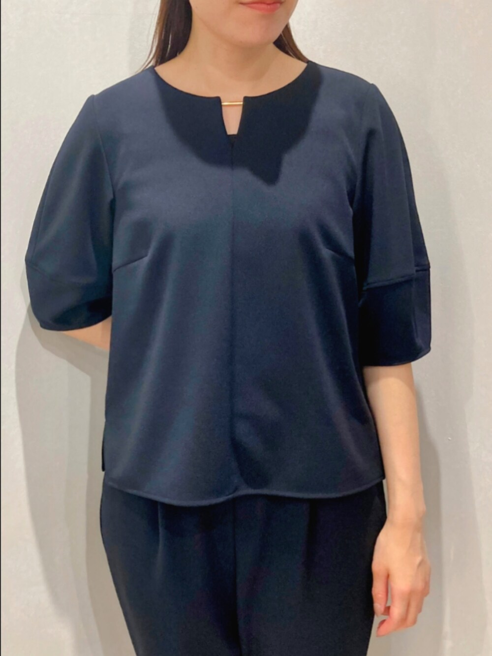 ブルー系のシャツ/ブラウス、ベージュ系のトートバッグ、ブルー系のパンツを着用したレディースの秋コーディネートの5枚目の写真