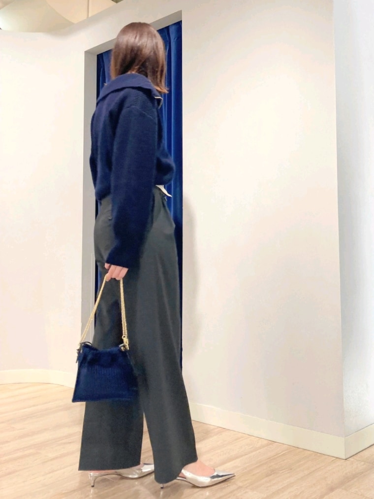 グレー系のその他パンツ、ブルー系のニット/セーター、ホワイト系のTシャツ/カットソーを着用したレディースの秋コーディネートの5枚目の写真