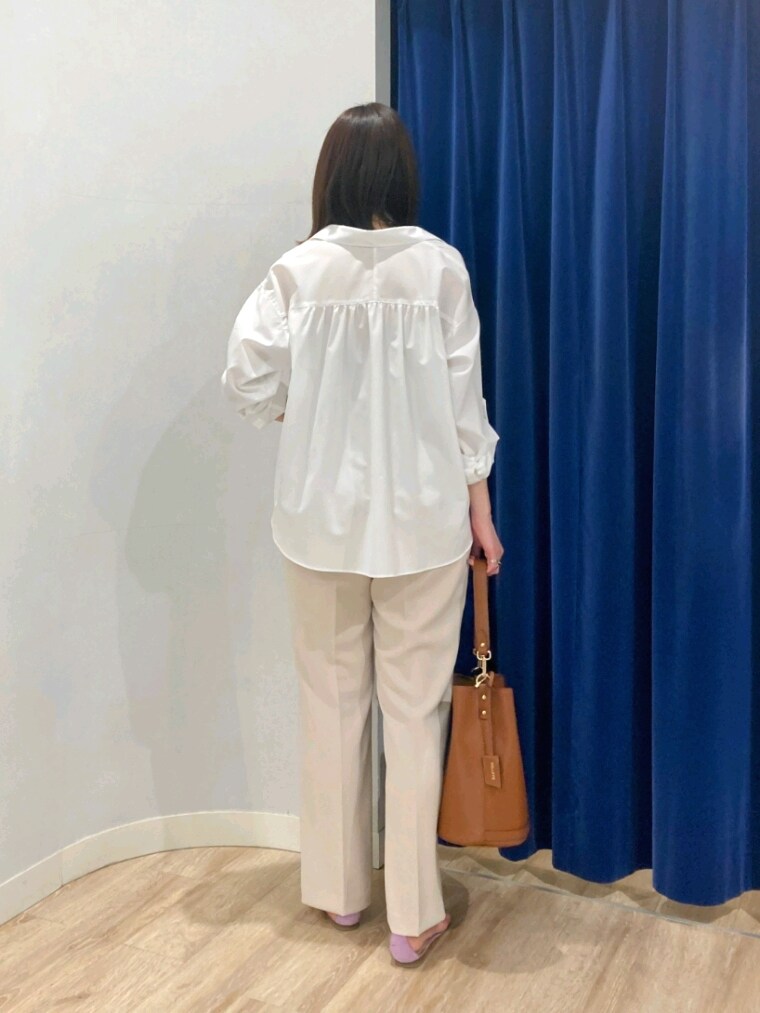 ホワイト系のシャツ/ブラウス、ベージュ系のその他パンツ、ブラウン系のショルダーバッグを着用したレディースの春コーディネートの6枚目の写真