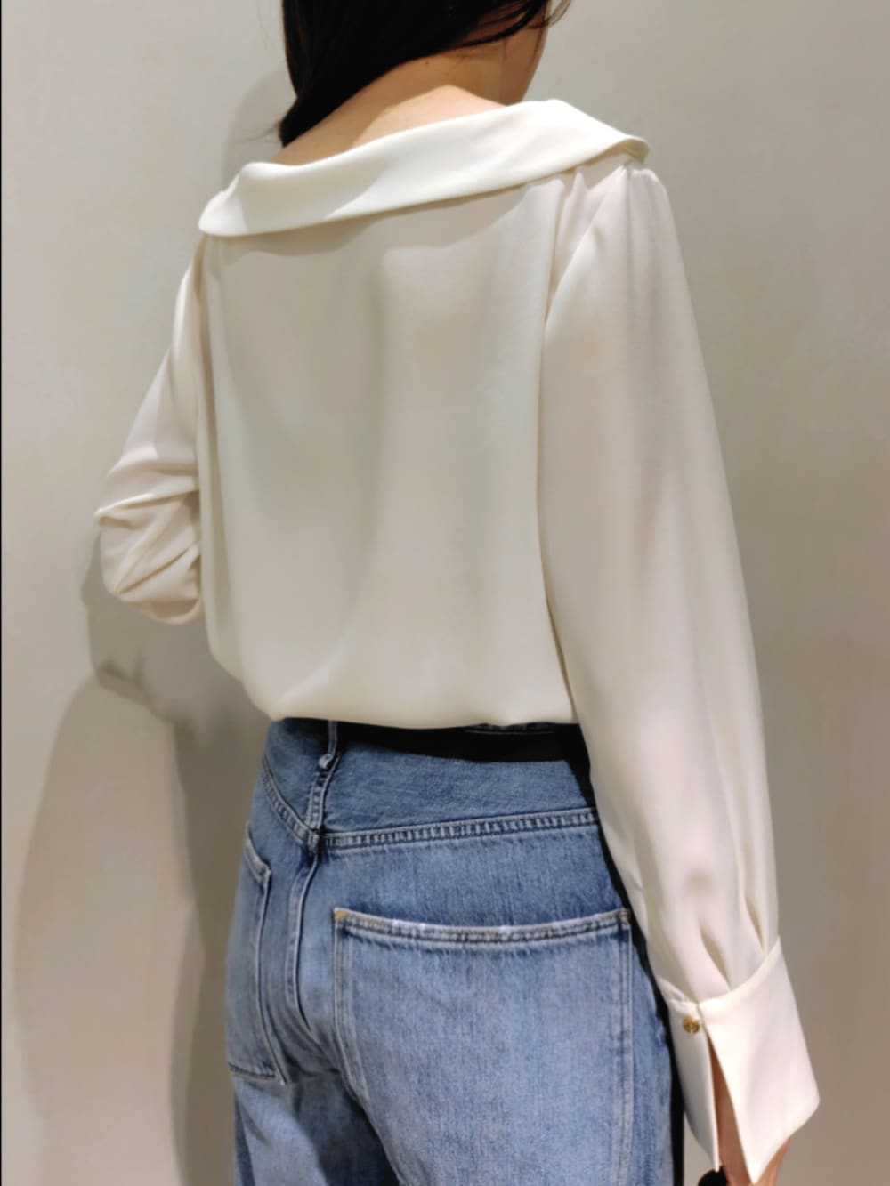 ブルー系のシャツ/ブラウス、イエロー系のブルゾン、ブルー系のデニムパンツを着用したレディースの秋コーディネートの6枚目の写真