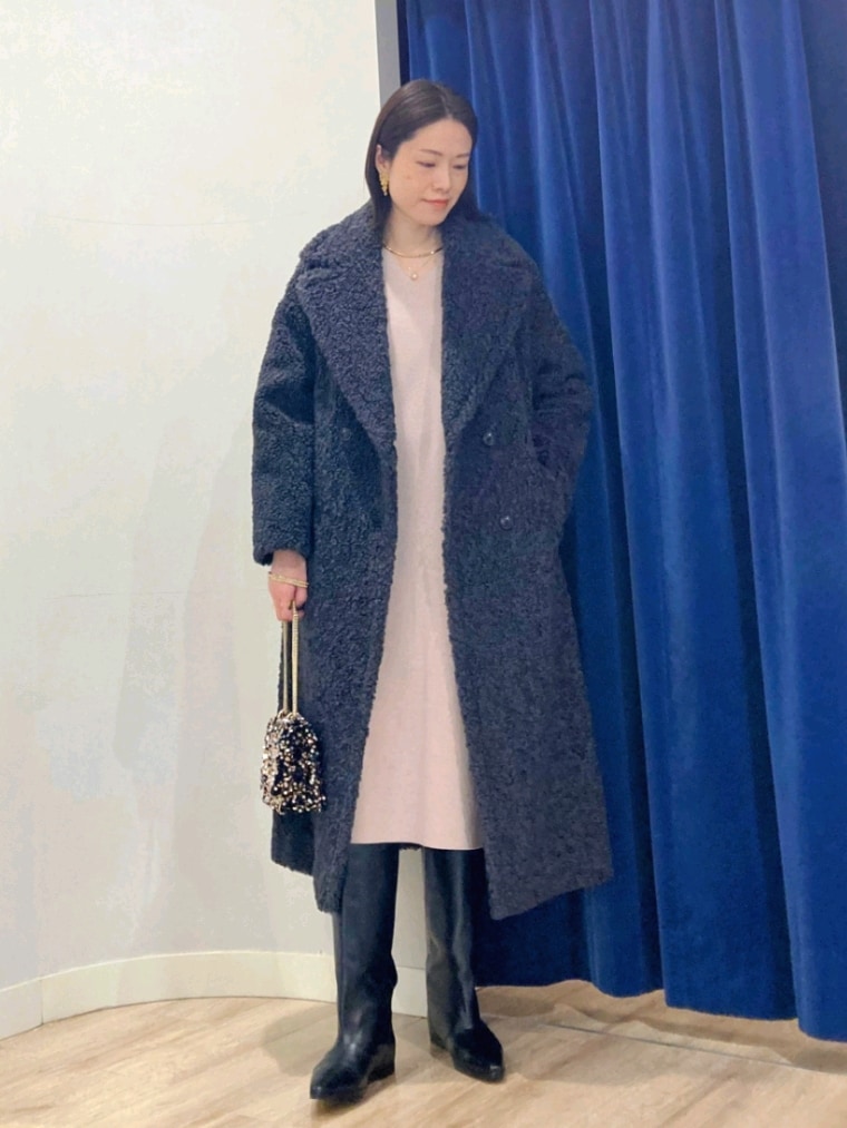 グレー系のその他アウター、ブラック系のブーツ、ピンク系のワンピースを着用したレディースの冬コーディネートの10枚目の写真