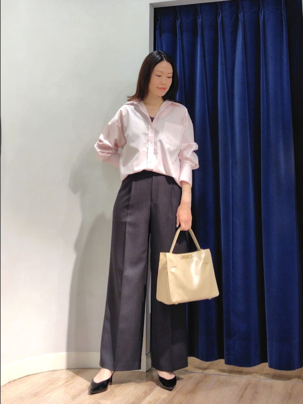 ブルー系のシャツ/ブラウス、グレー系のテーラードジャケット、ホワイト系のシャツ/ブラウスを着用したレディースの春コーディネートの7枚目の写真