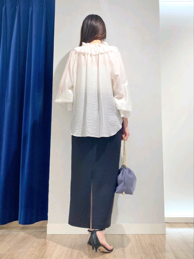 ホワイト系のタンクトップ、ホワイト系のシャツ/ブラウス、ブラック系のスカートを着用したレディースの夏コーディネートの7枚目の写真