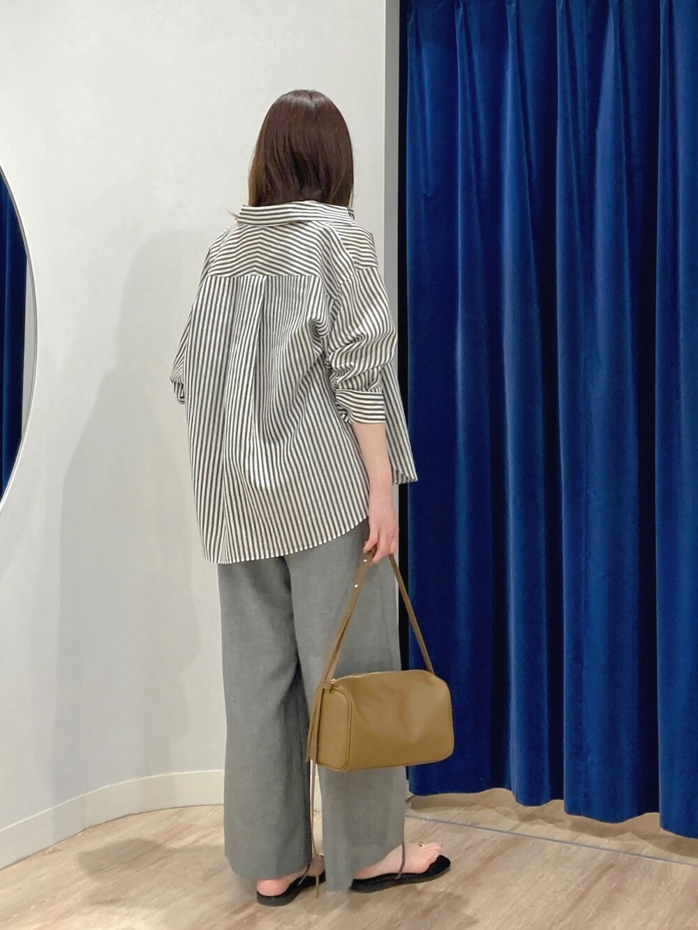 ブラウン系のシャツ/ブラウス、グレー系のつなぎ/オールインワン、ゴールド系のサンダルを着用したレディースの夏コーディネートの7枚目の写真